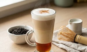 Reteges London Fog tea latte magas uvegpoharban, mellette szalas fekete tea, bambusz habvero es tejes kionto
